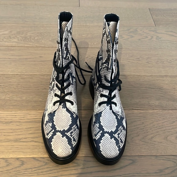 Stuart Weitzman McKenzie boots 6.5 in Python - Picture 1 of 6